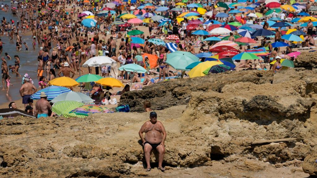 onda de calor, temperaturas altas, praia, verão. 8 julho 2022. Foto: Armando França/AP