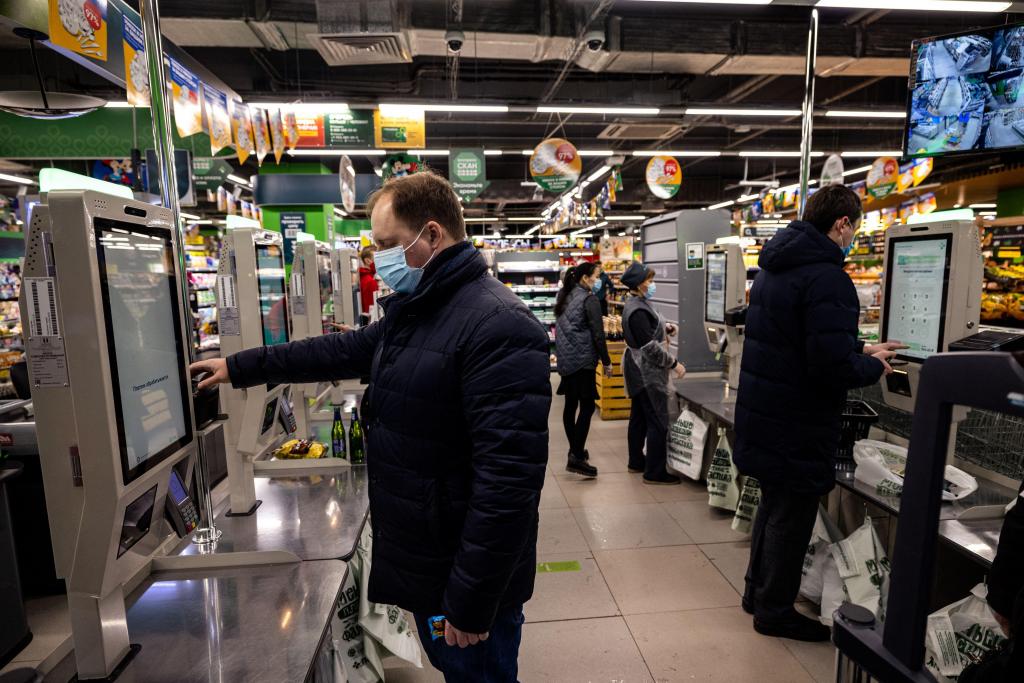 Supermercados self-checkout DIMITAR DILKOFFAFP via Getty Images
