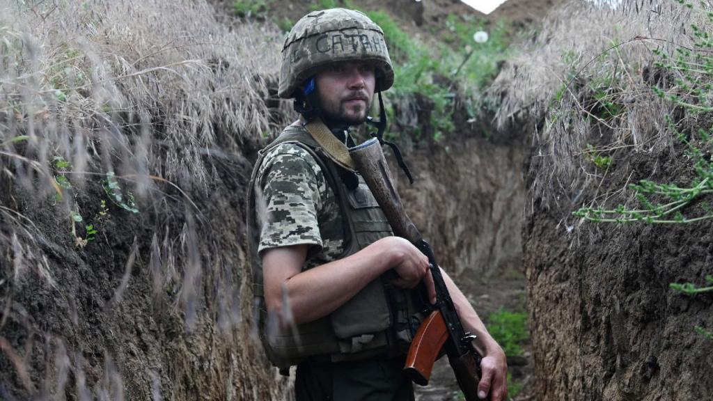 Soldado ucraniano numa fronteira entre as cidades de Mykolaiv e Kherson (Genya Savilov/Getty Images)