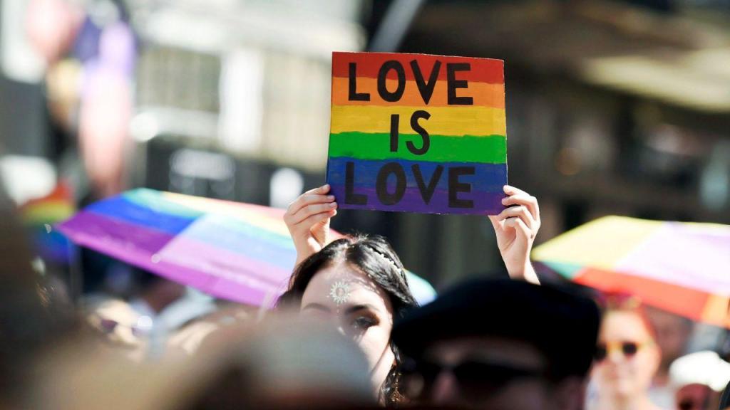 Protesto pelo Orgulho LGBTQ+ (Saara Peltola/Lehtikuva via AP)