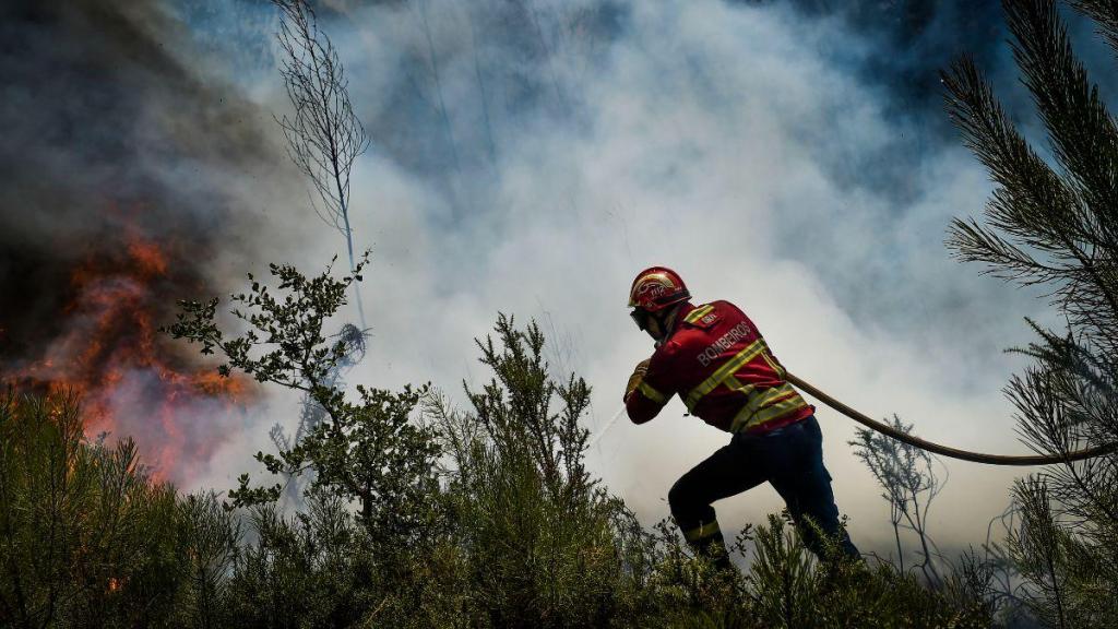 Incêndio na aldeia do Lavradio, Ourém (Nuno André Ferreira, Lusa)
