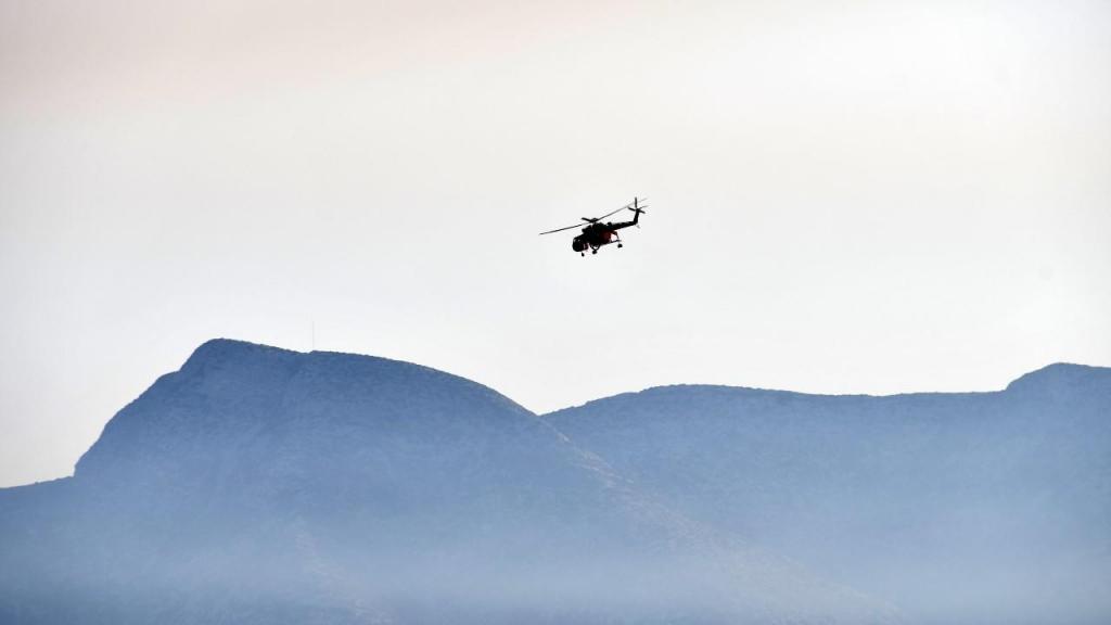 Helicóptero cai em combate de incêndios na Grécia (Michael Svarnias/ AP)