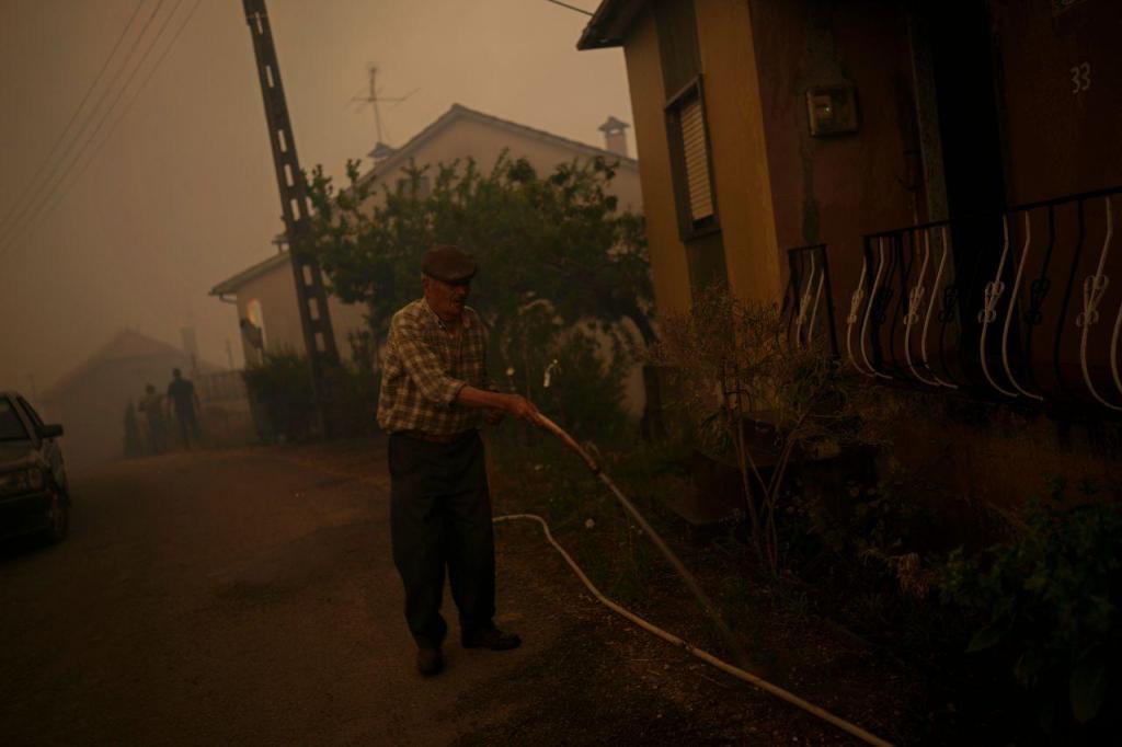 Incêndio em Pinheiro de Bemposta, Ansião (AP Photo/Armando Franca)