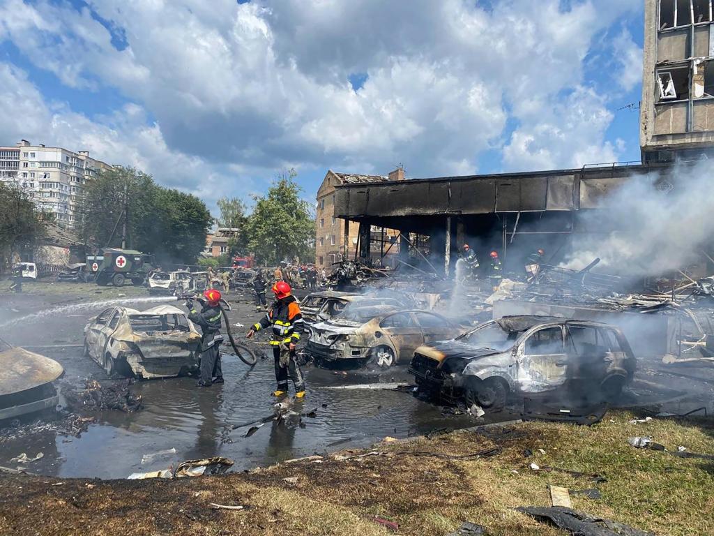 As imagens do ataque a Vinnytsia (Serviço de Emergência da Ucrânia)