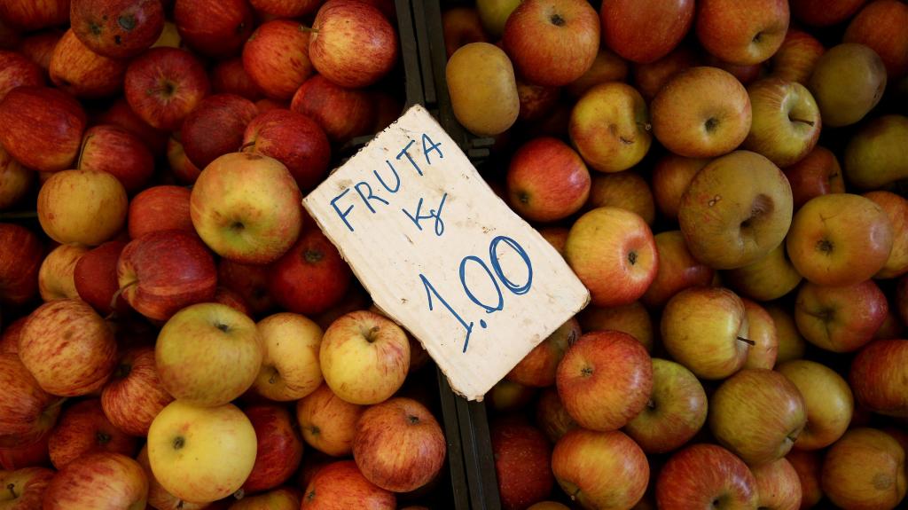 inflação, preços, fruta, mercado, maçãs. Foto: Pedro Fiúza/NurPhoto via Getty Images