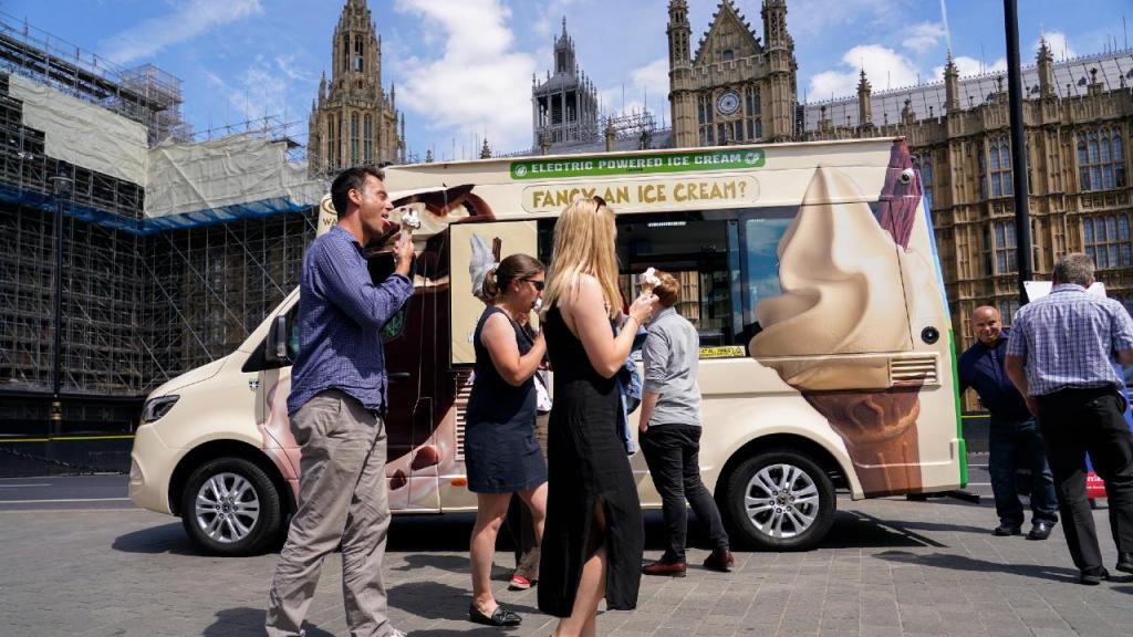 Vendem-se gelados à porta do parlamento inglês (Alberto Pezzali/AP)
