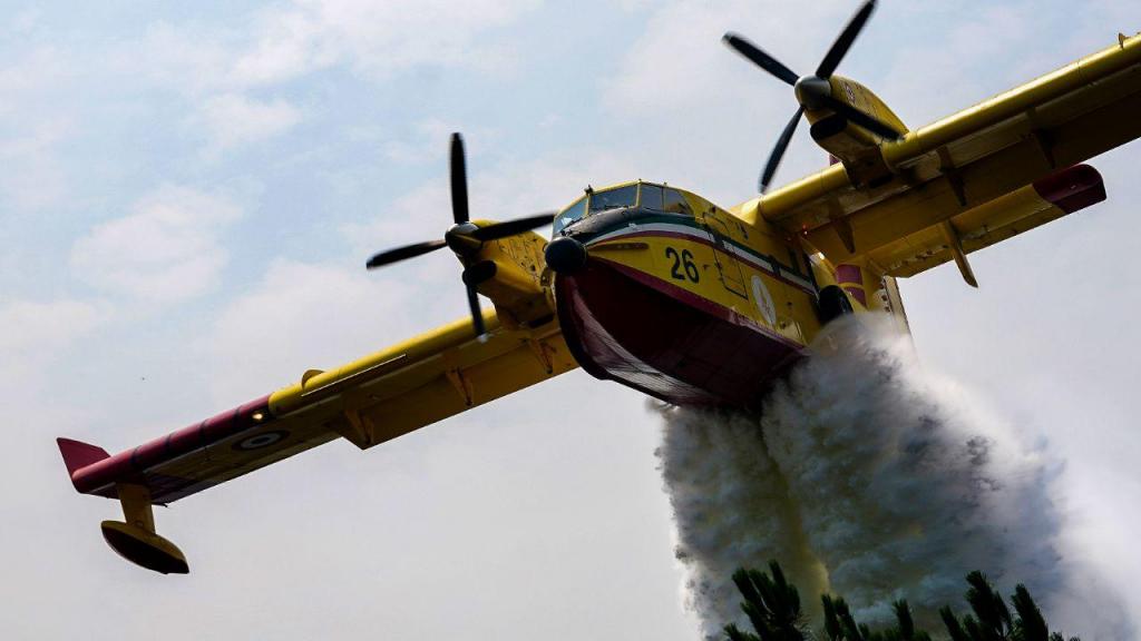 Aeronave no combate ao incêndio em Baião, no Norte de Portugal (Hugo Delgado/ LUSA)