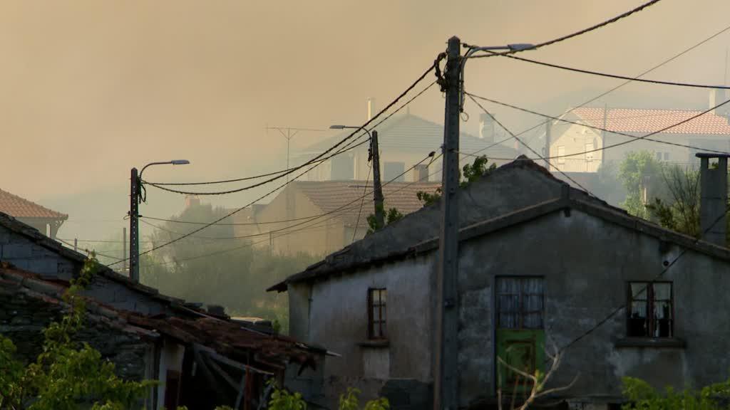 Duas mortes, seis aldeias evacuadas e viatura da GNR destruída. O incêndio que deixou Vila Real em aflição