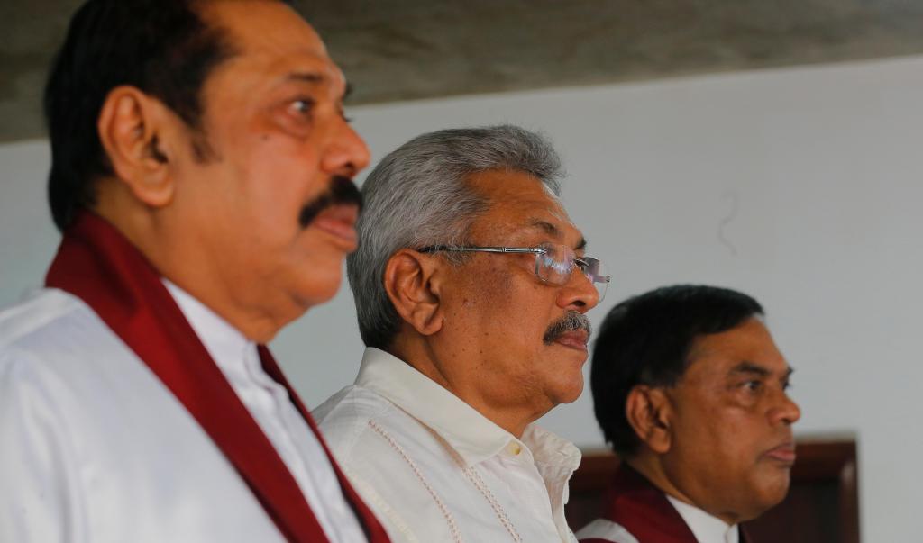 O ex-presidente do Sri Lanka Mahinda Rajapaksa, à esquerda, com os irmãos, o presidente Gotabaya Rajapaksa, centro, e o ex-ministro do Desenvolvimento Económico Basil Rajapaksa, em Colombo, no Sri Lanka, a 4 de julho de 2018