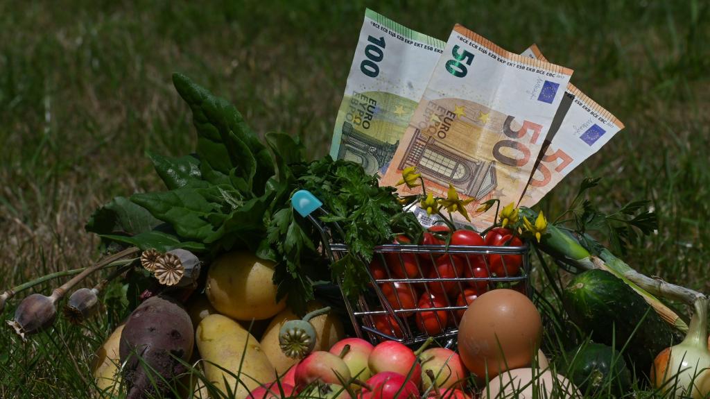 Preços, inflação, reduflação, estagflação, economia, legumes, cabaz, supermercado. Foto: rtur Widak/NurPhoto via Getty Images