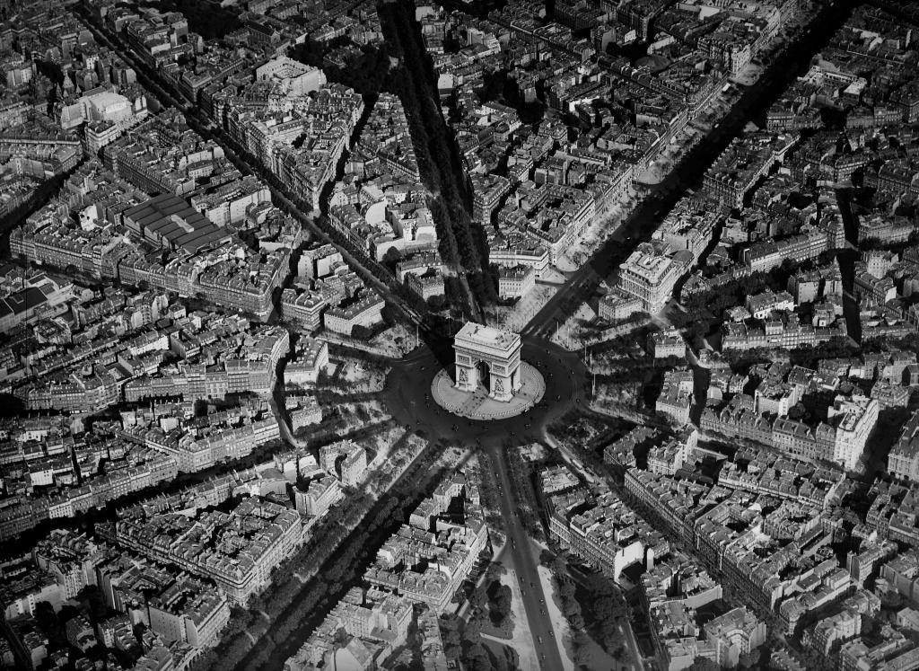 Vista aérea do Arco do Triunfo em Paris, França. Foto: Roger Viollet Getty Images