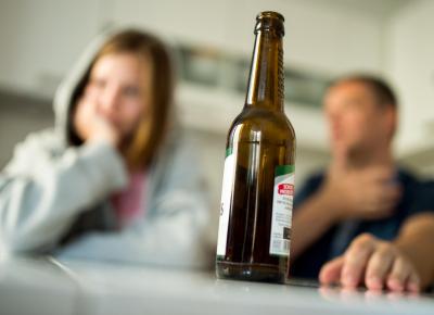 Deve a primeira bebida alcoólica ser em casa? A questão que divide os especialistas: "Pai não é irmão mais velho nem um porreiro" - TVI
