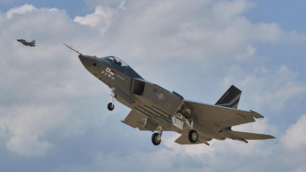 O caça de fabrico nacional da Coreia do Sul, o KF-21, faz o seu primeiro voo.