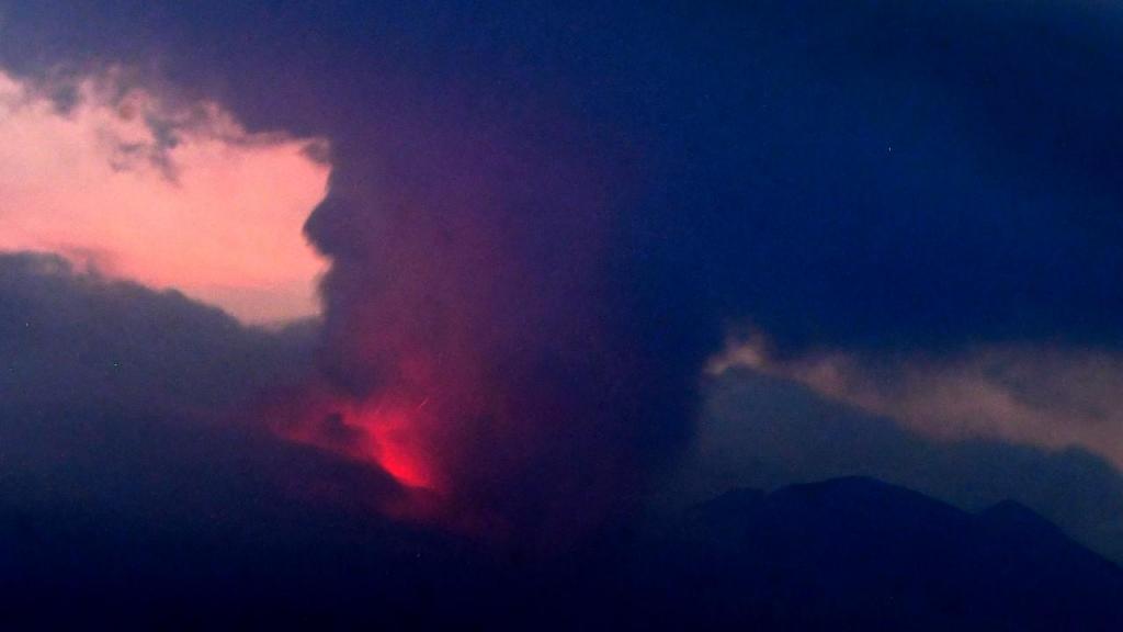 Vulcão Sakurajima, na ilha japonesa de Kyushu entrou em erupção (Kyodo News via AP)