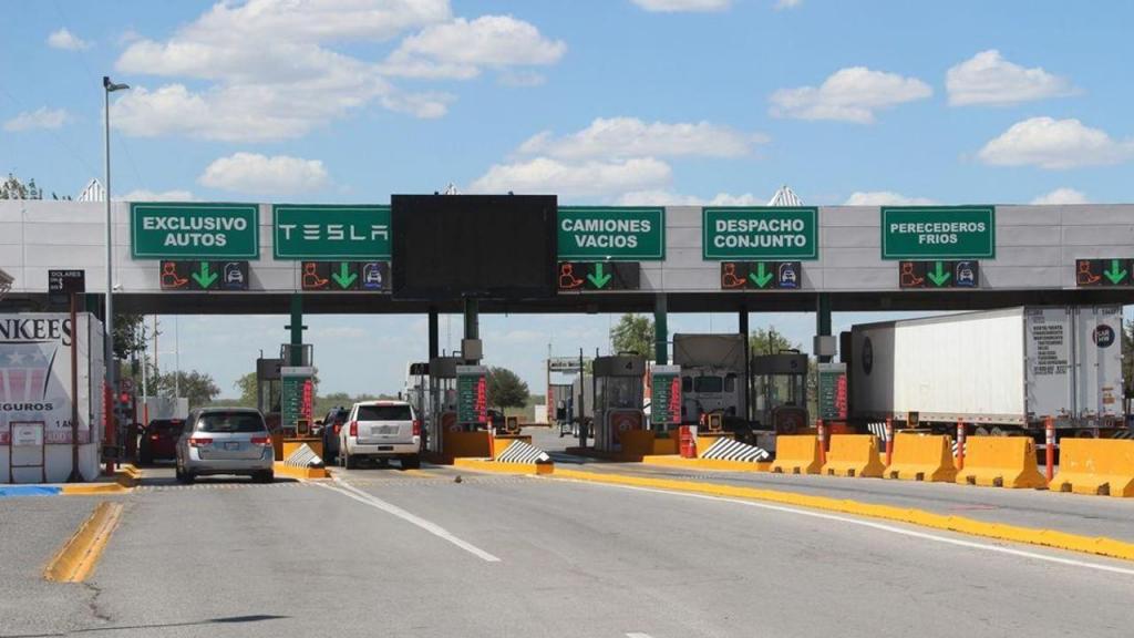 Via especial Tesla na fronteira do México