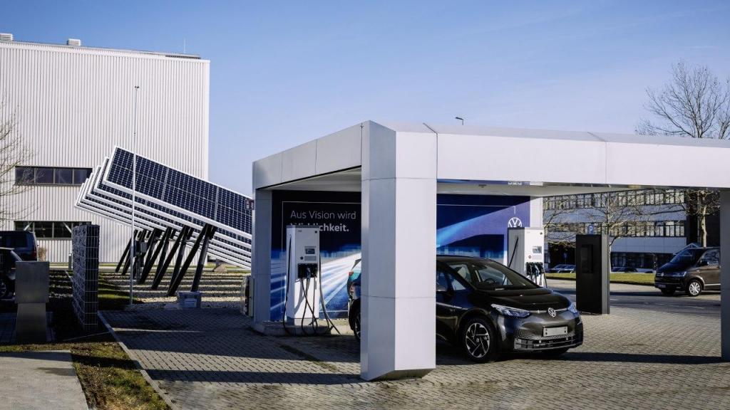 Volkswagen usa baterias usadas em estação de carregamento