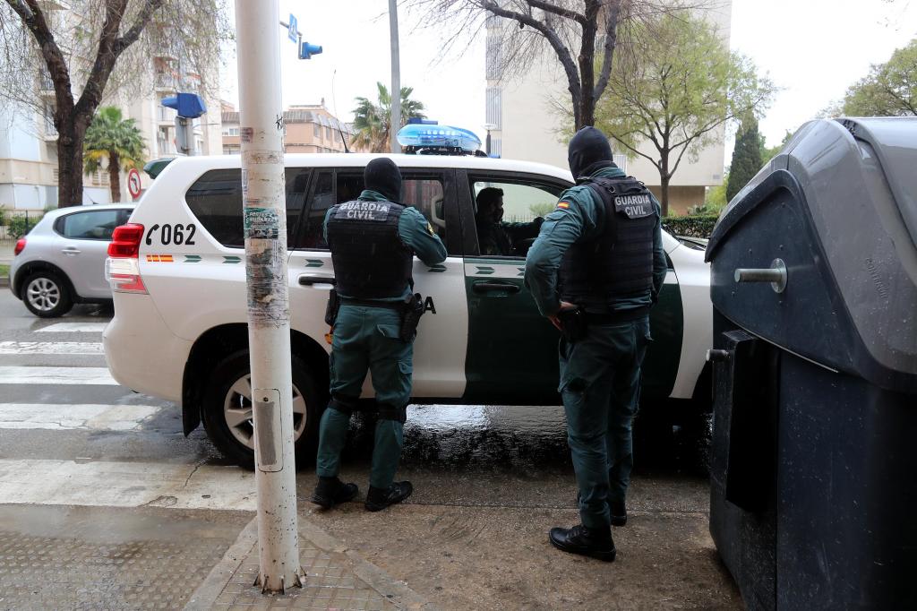 Guardia Civil durante operação policial em Palma de Maiorca (Imagem Getty)
