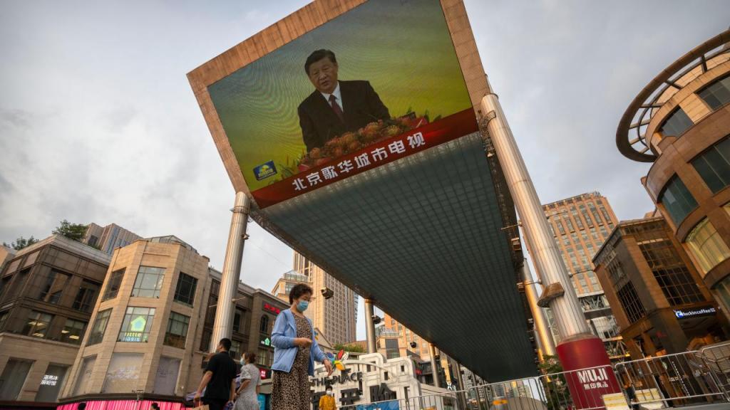 Discurso de Xi Jinping num ecrã gigante em Pequim