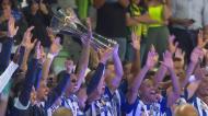 O momento em que o FC Porto ergue o troféu da Supertaça