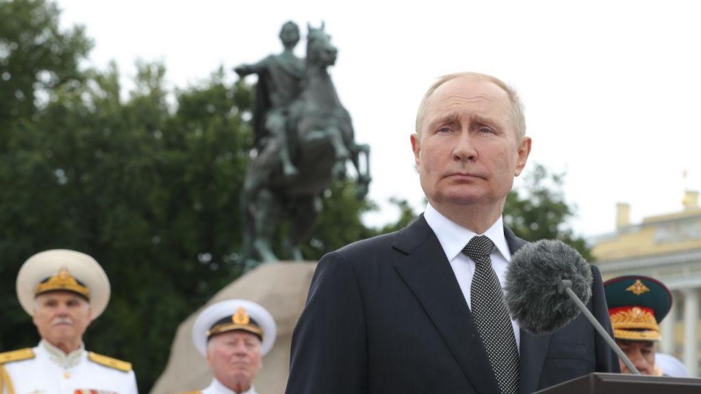 Vladimir Putin celebra o dia da Marinha em São Petersburgo (EPA/ANATOLY MALTSEV)
