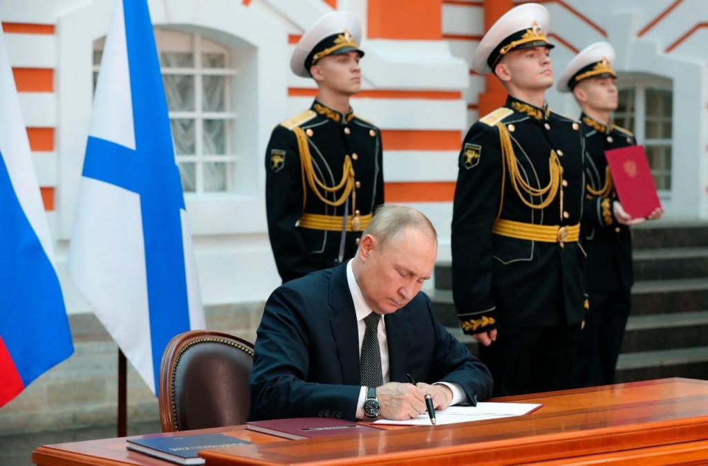 Vladimir Putin assina nova doutrina naval da Rússia em São Petersburgo (AP/Kremlin)