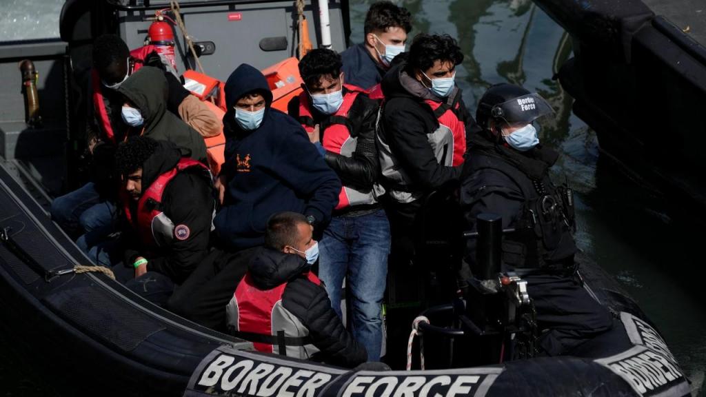 Guarda Costeira inglesa recolhe migrantes no Canal da Mancha (Foto: AP/Matt Dunham)