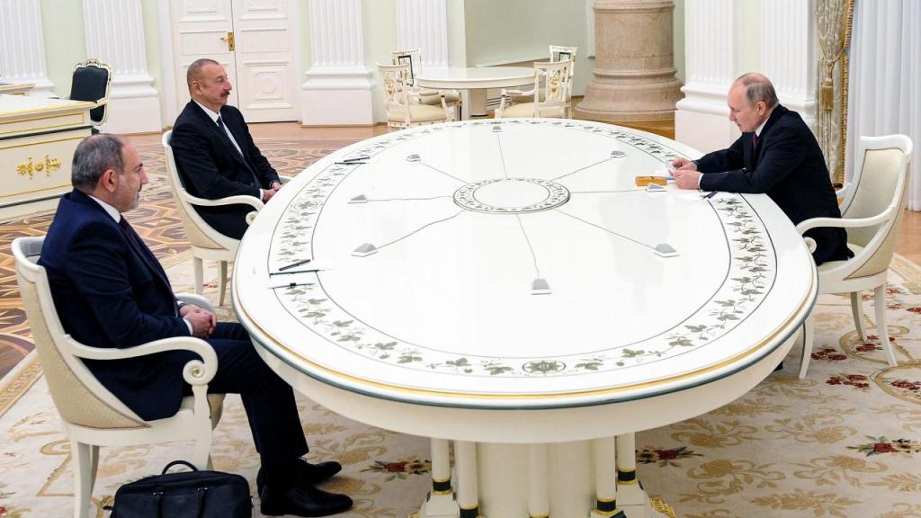 Vladimir Putin como mediador do conflito entre Arménia, representado pelo primeiro-ministro Nikol Pashinyan e Azerbaijão, representado pelo presidente Ilham Aliyev (Mikhail Klimentyev, Sputnik, Kremlin Pool Photo via AP)