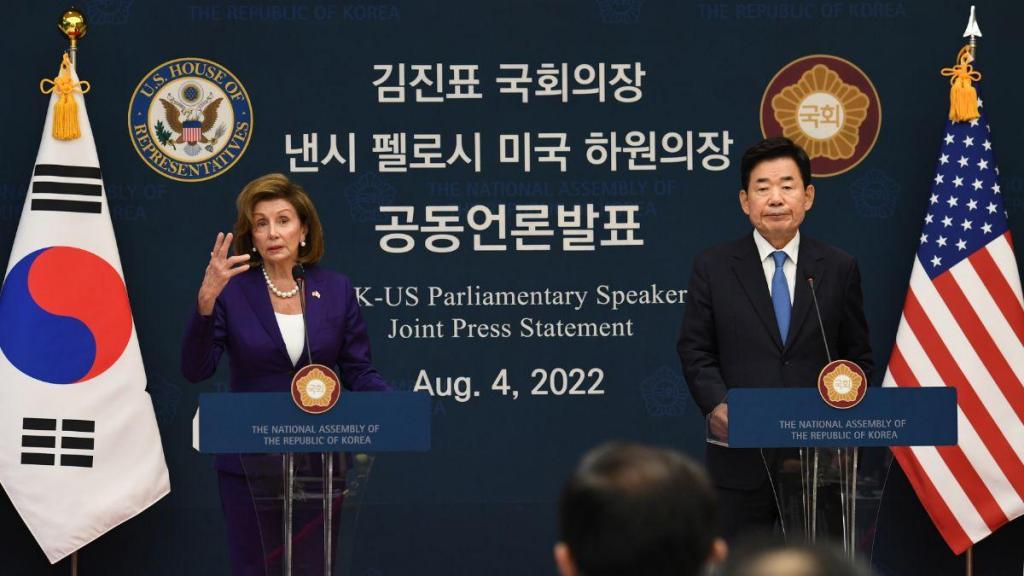 Nancy Pelosi e Kim Jin-pyo (Kim Min-Hee - Pool/Getty Images)