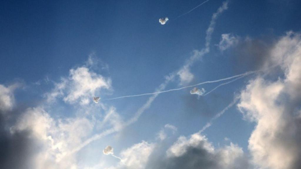 Sistema de defesa aérea Iron Dome de Israel intercepta foguetes lançados da Faixa de Gaza (Getty Images)