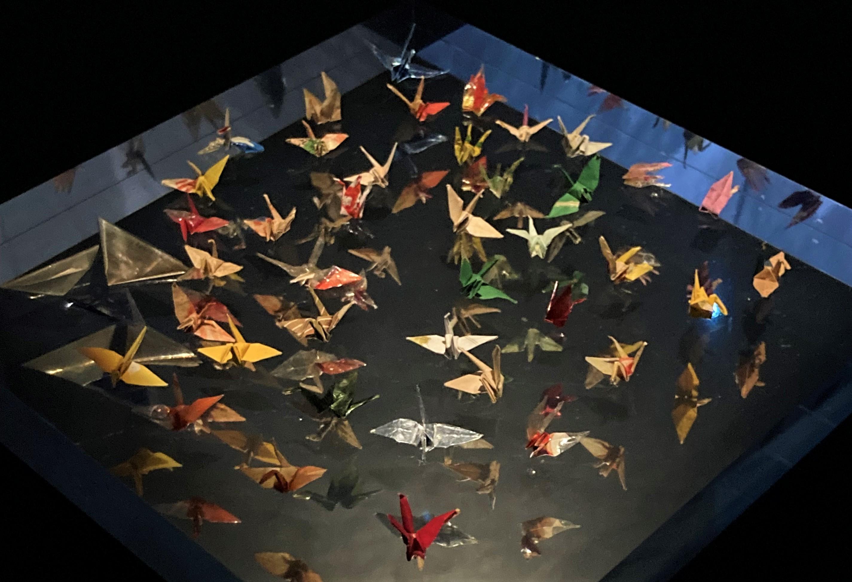 Grous de origami dobrados por Sadako enquanto estava internada, em exposição no Museu de Hiroshima