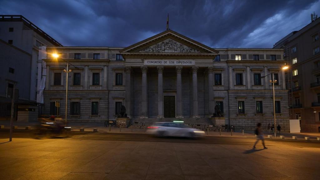 Luzes apagadas no Congresso dos Deputados (Foto: Jesus Hellin/Europa Press via GettyImages)
