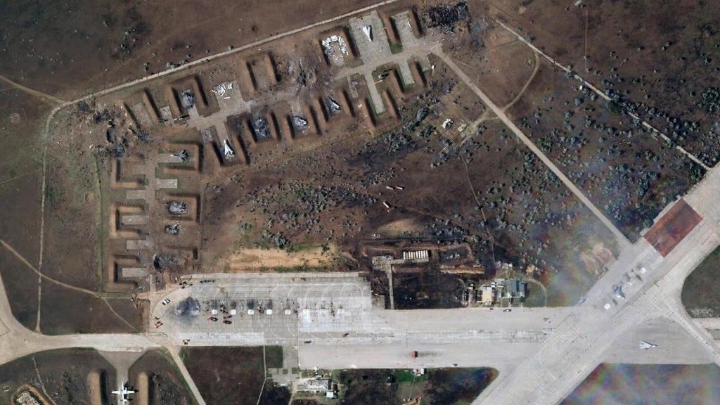 Imagens da destruição na base aérea de Saki (Maxar/AP)
