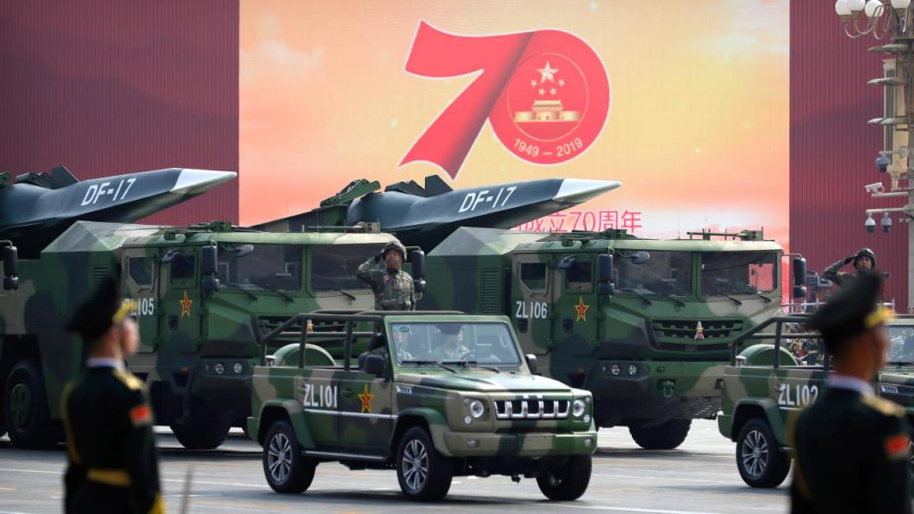 Mísseis balísticos DF-17 numa parada militar em Pequim, no 70º aniversário da República Popular da China