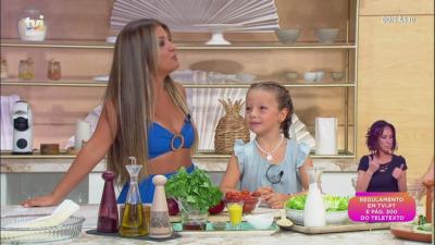 Catarina Siqueira, na cozinha com a filha, preparam receita de verão - Big Brother