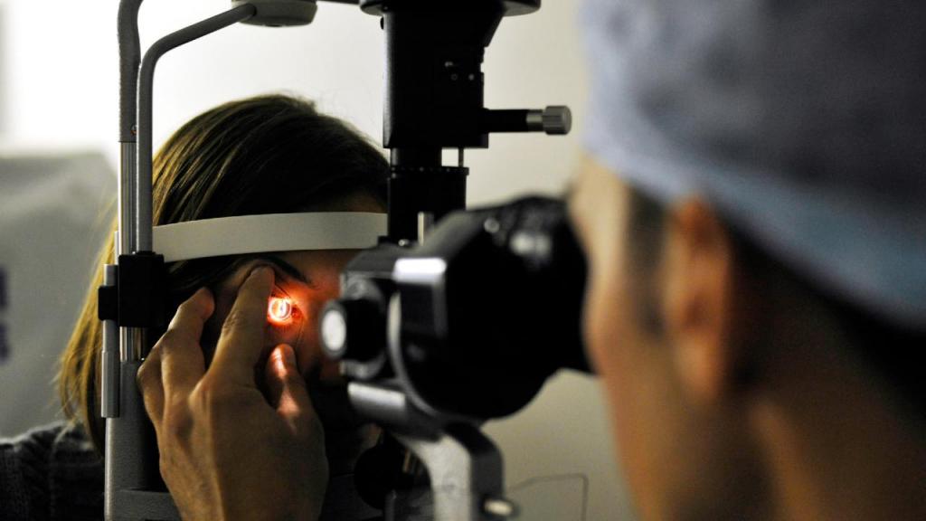 Pessoa a fazer um exame de visão (BSIP/Universal Images Group via Getty Images)