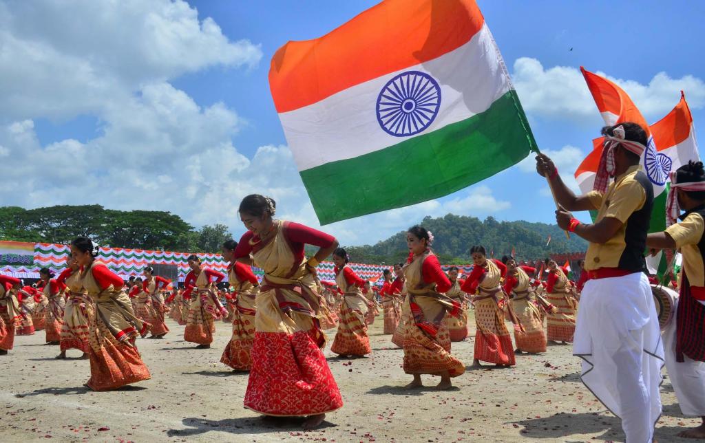 Dança Bihu nas cerimónias no Dia da Independência da ìndia em Guwahati  a 15 de agosto de 2022. Foto Anuwar Hazarika Nur via Getty Images