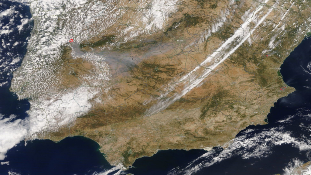 Fogo na serra da Estrela propaga fumo e cheiro a queimado até Espanha (112 Comunidad de Madrid/Twitter)