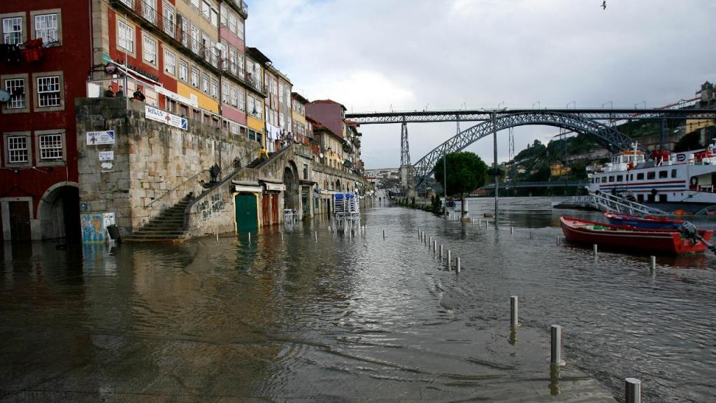Inundação no Porto em 2006 (Paulo Duarte/AP)