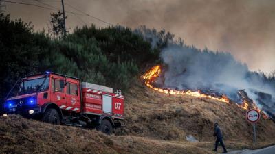 Cinco bombeiros de Vila Real feridos após despiste a caminho de um incêndio - TVI