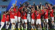 Jogadores do Benfica erguem a Taça Intercontinental após vencerem o Peñarol por 1-0