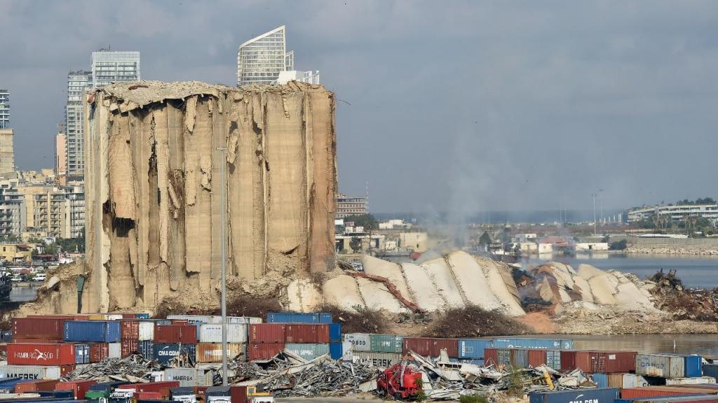 Desmorona-se parte norte dos silos do porto de Beirute danificados na explosão de 2020 (Foto: Wael Hamzeh/EPA)