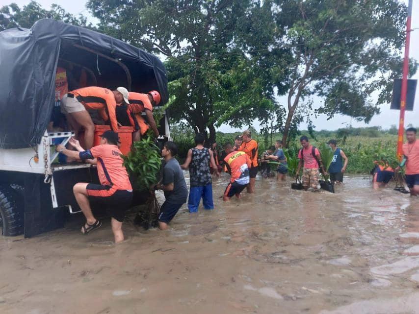 Tempestade tropical faz vítimas nas Filipinas (Foto: Guarda Costeira das Filipinas/EPA)