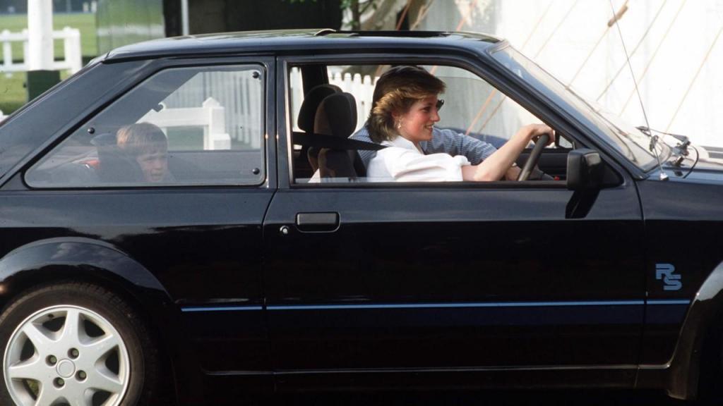 Princesa Diana a conduzir um Ford Escort (Getty Images)