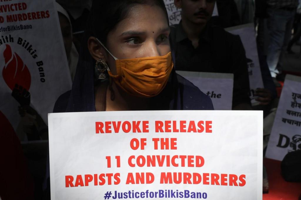 Centenas de pessoas protestaram na Índia contra libertação de 11 violadores (EPA/RAJAT GUPTA/LUSA)