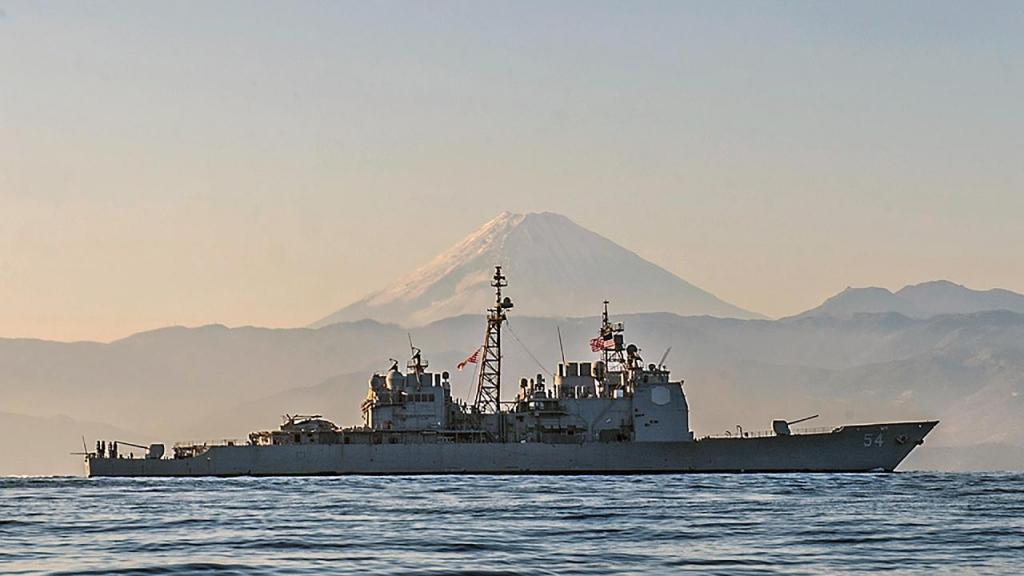 Navios de guerra dos EUA em trânsito no estreito de Taiwan (Mass Communication Specialist Seaman David Flewellyn/U.S. Navy via AP)