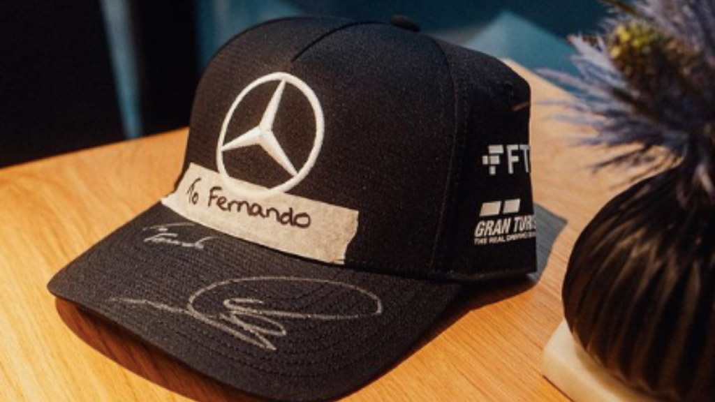 Lewis Hamilton oferece chapéu a Alonso