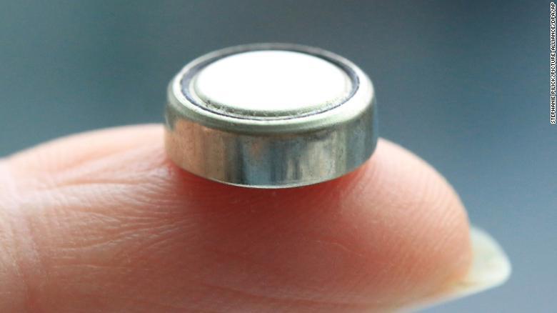 As pilhas de botão engolidas por crianças podem ficar presas no esófago e causar queimaduras ou pior