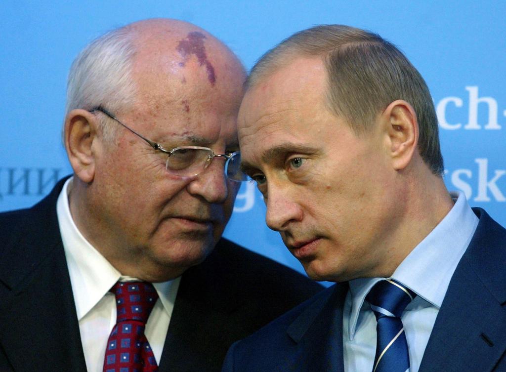 Gorbatchov e Putin em 2004 Getty Images