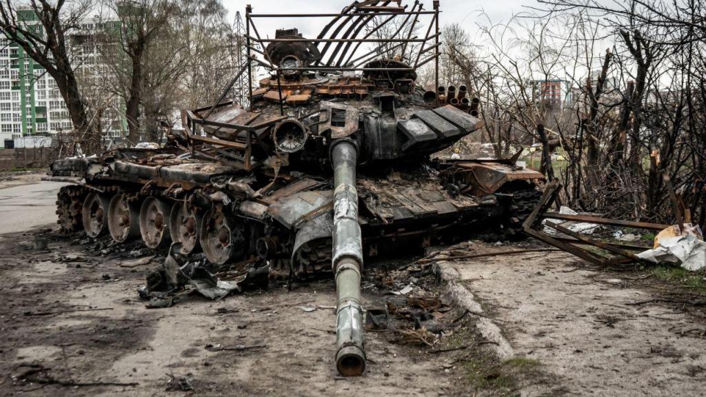 Tanque russo destruído nos arredores de Kiev (Getty Images)