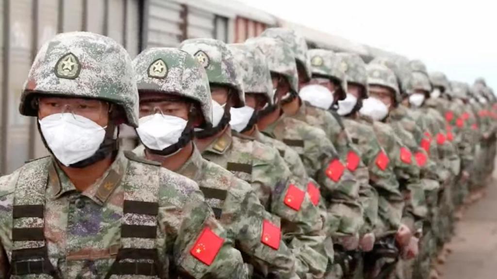 Militares chineses nos exercícios militares Vostok 2022